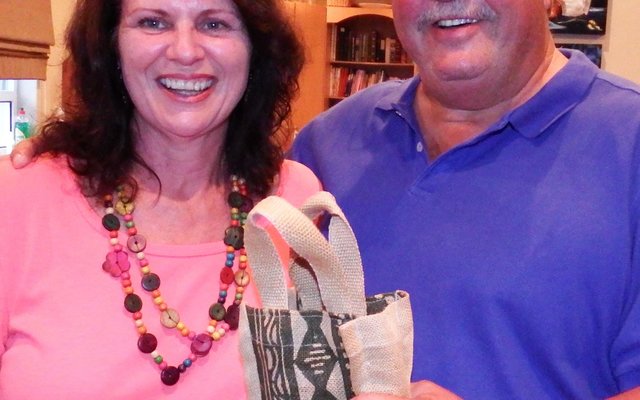 Tersia Coetzee van Naledi Uitgewers ontvang haar twee bottels wyn  van voorsitter, Theuns Roodman